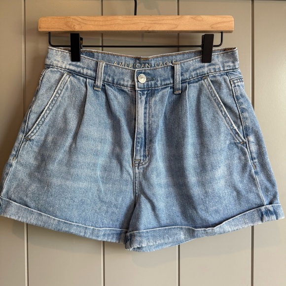 American Eagle AE Mom Pleated Jean Short Denim in Classic Blue size 4 - Picture 2 of 10